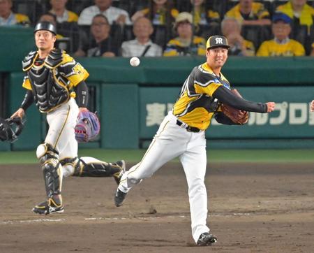 　８回、代打・磯村の打球を処理して素早く二塁へ送球し、一走・上本をアウトにする加治屋（撮影・立川洋一郎）