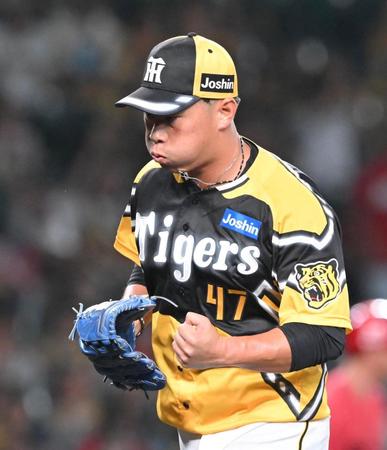 　延長１１回、坂倉を左飛に打ち取り、ガッツポーズを決める桐敷（撮影・高部洋祐）