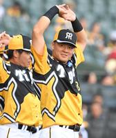 　試合前、体を動かす前川（撮影・高部洋祐）