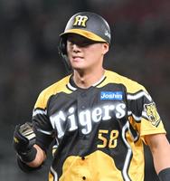 　４回、左前打を放ちガッツポーズを決める前川（撮影・高部洋祐）