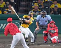 　４回、左前打を放つ前川（撮影・立川洋一郎）