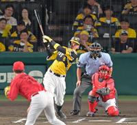 　６回、右中間スタンドへ勝ち越しソロを放つ佐藤輝（撮影・立川洋一郎）