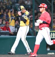 　８回、小園に同点打を打たれ、羽月（右）の生還を許す岩貞（撮影・高部洋祐）