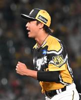 　延長１２回、小園を三振に仕留め、雄たけびを上げる島本（撮影・高部洋祐）