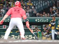 　延長１１回、松山（手前）が空振り三振に倒れ、ベンチで喜ぶ岡田監督（撮影・田中太一）