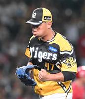 　延長１１回、坂倉を左飛に打ち取り、ガッツポーズを決める桐敷（撮影・高部洋祐）