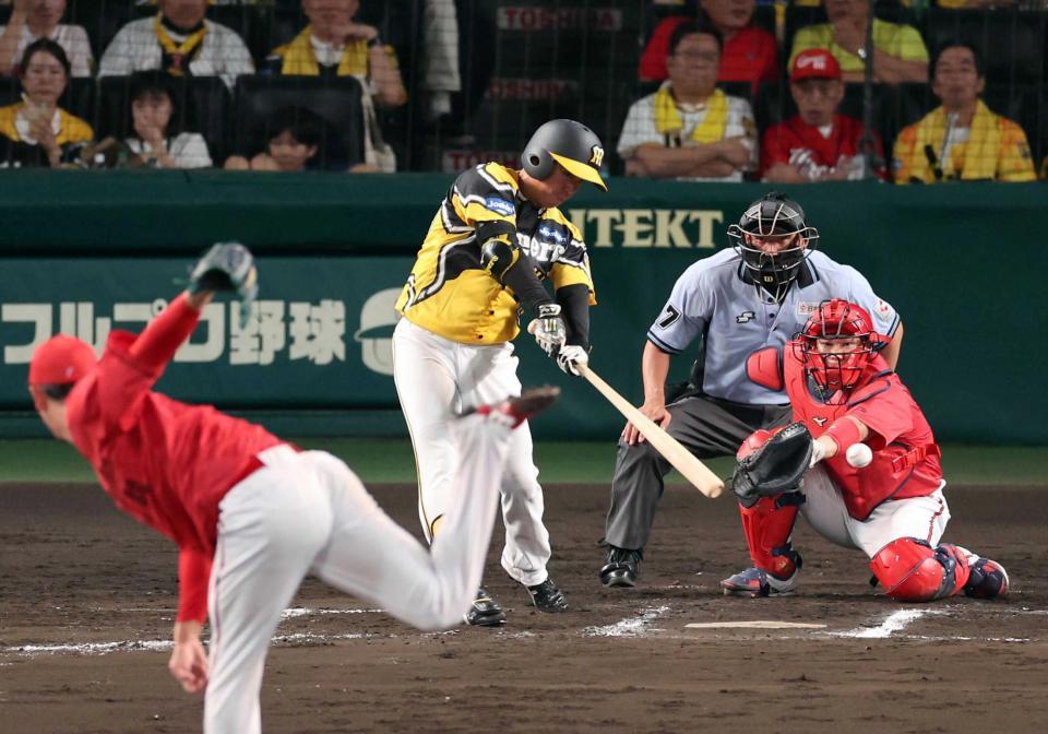 　６回、左前打を放つ村上