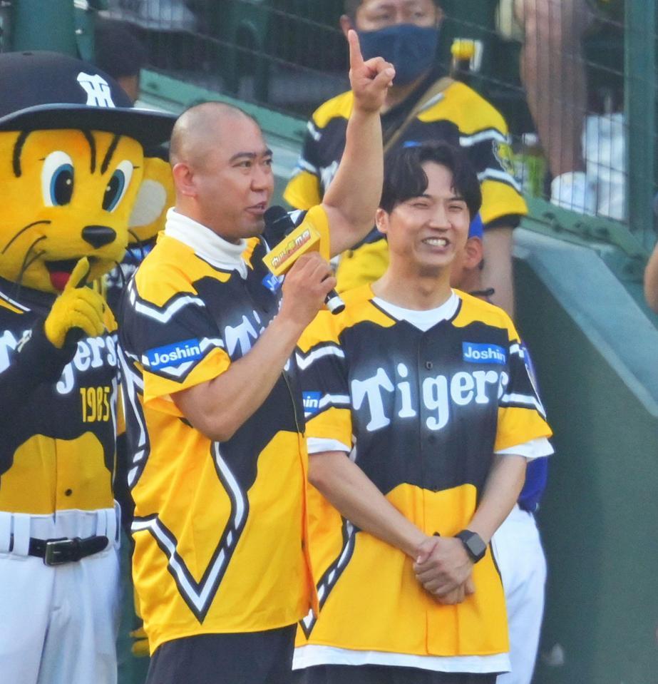 　試合前にスタンドを盛り上げるコロコロチキチキペッパーズのナダル（左）と西野創人（撮影・立川洋一郎）