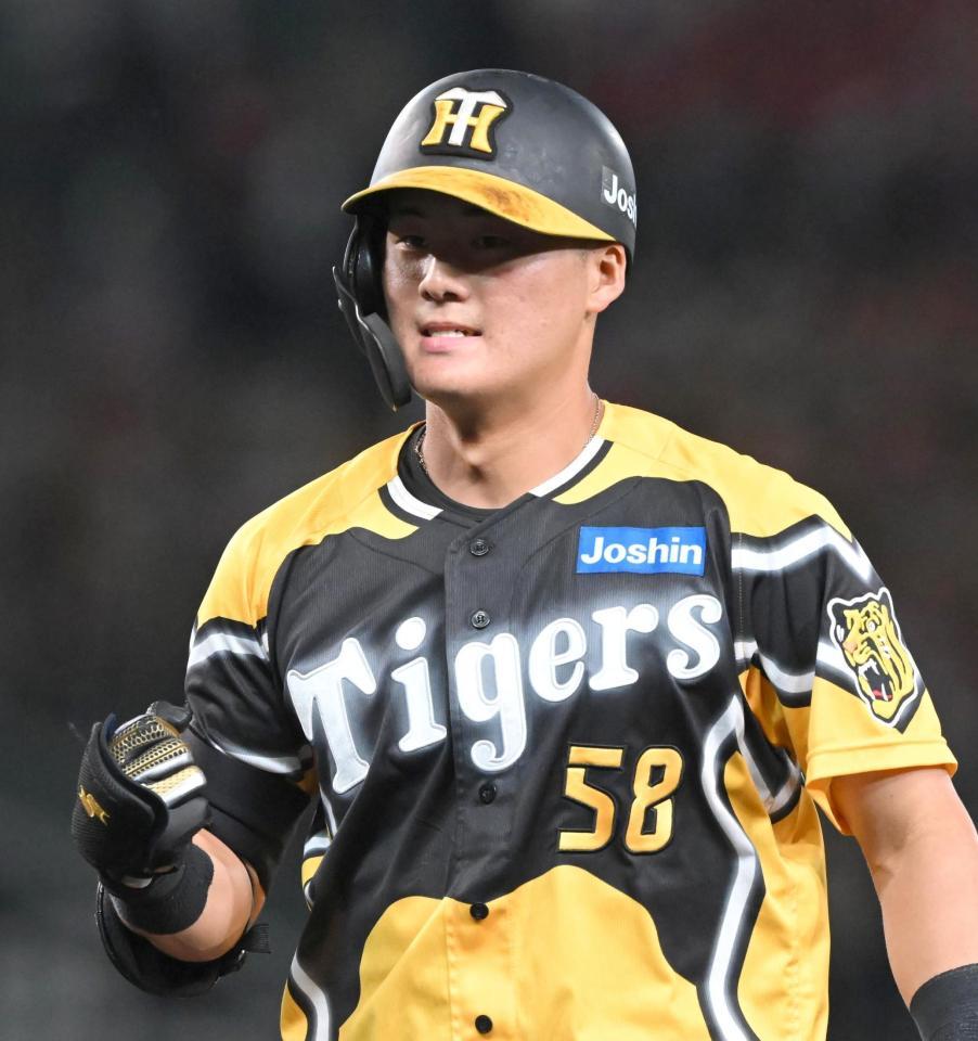 　４回、左前打を放ちガッツポーズを決める前川（撮影・高部洋祐）