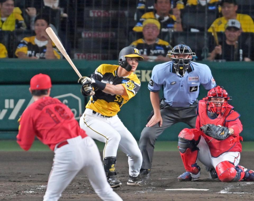 　４回、左前打を放つ前川（撮影・立川洋一郎）