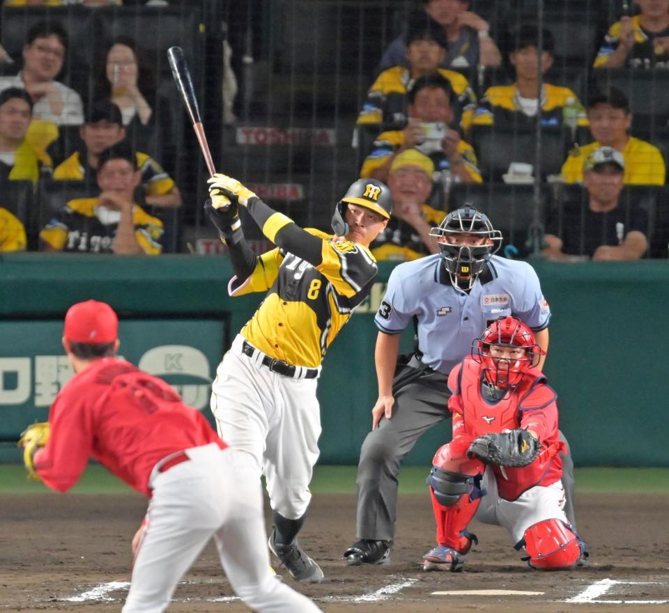 　６回、右中間スタンドへ勝ち越しソロを放つ佐藤輝（撮影・立川洋一郎）