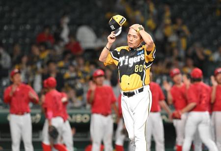 　引き分けに終わり、グラウンドから引き揚げる岡田監督（撮影・高部洋祐）