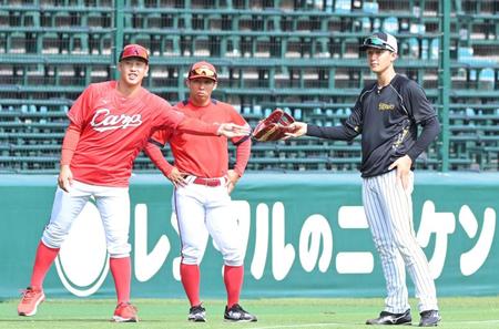 　試合前、談笑する（左から）小園、羽月、小幡（撮影・高部洋祐）
