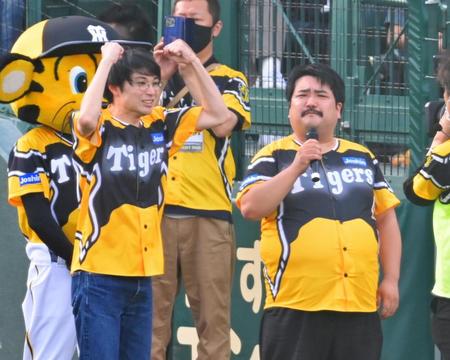 　スタンドを盛り上げる空気階段の水川かたまり（左）と鈴木もぐら（撮影・立川洋一郎）