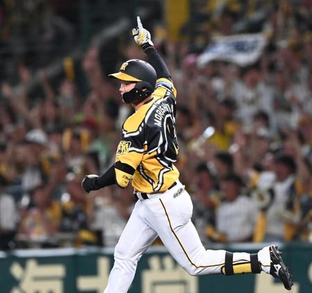 　６回、勝ち越し２ランを放ち、右手を挙げながら二塁へ走る森下（撮影・田中太一）