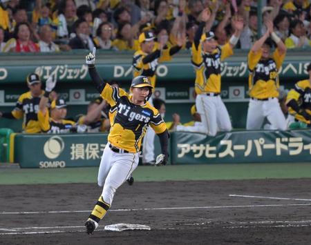 　６回、左翼スタンドへ勝ち越し２ランを放ちダイヤモンドを回る森下（撮影・立川洋一郎）