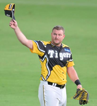 　７回表の守備に就き、スタンドからの歓声に応えるノイジー（撮影・立川洋一郎）