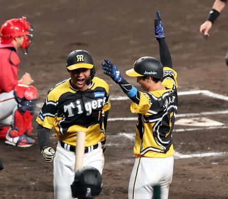　６回、左越えに勝ち越し２ランを放ち生還する森下（撮影・山口登）