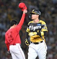 　４回、大瀬良（左）の前に中飛に倒れた佐藤輝（撮影・高部洋祐）