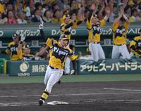 　６回、左翼スタンドへ勝ち越し２ランを放ちダイヤモンドを回る森下（撮影・立川洋一郎）