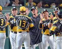 　伊藤将（中央）らと勝利のタッチを交わす岡田監督（左端）＝撮影・立川洋一郎