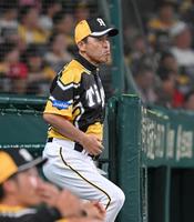　８回、投手交代のためベンチを出る岡田監督（撮影・高部洋祐）