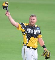 　７回表の守備に就き、スタンドからの歓声に応えるノイジー（撮影・立川洋一郎）