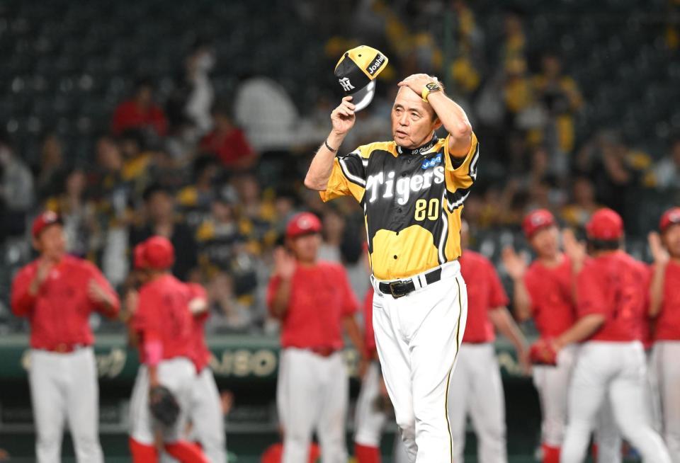 　引き分けに終わり、グラウンドから引き揚げる岡田監督（撮影・高部洋祐）