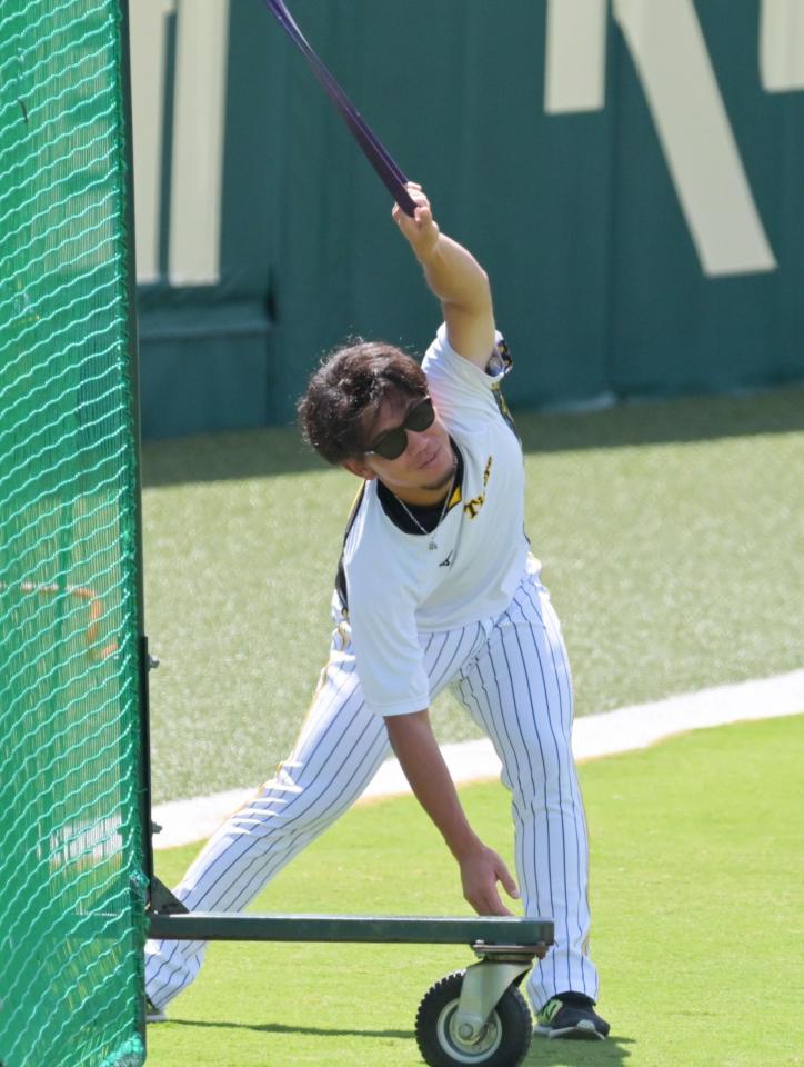 　練習前に体をほぐす伊藤将（撮影・立川洋一郎）