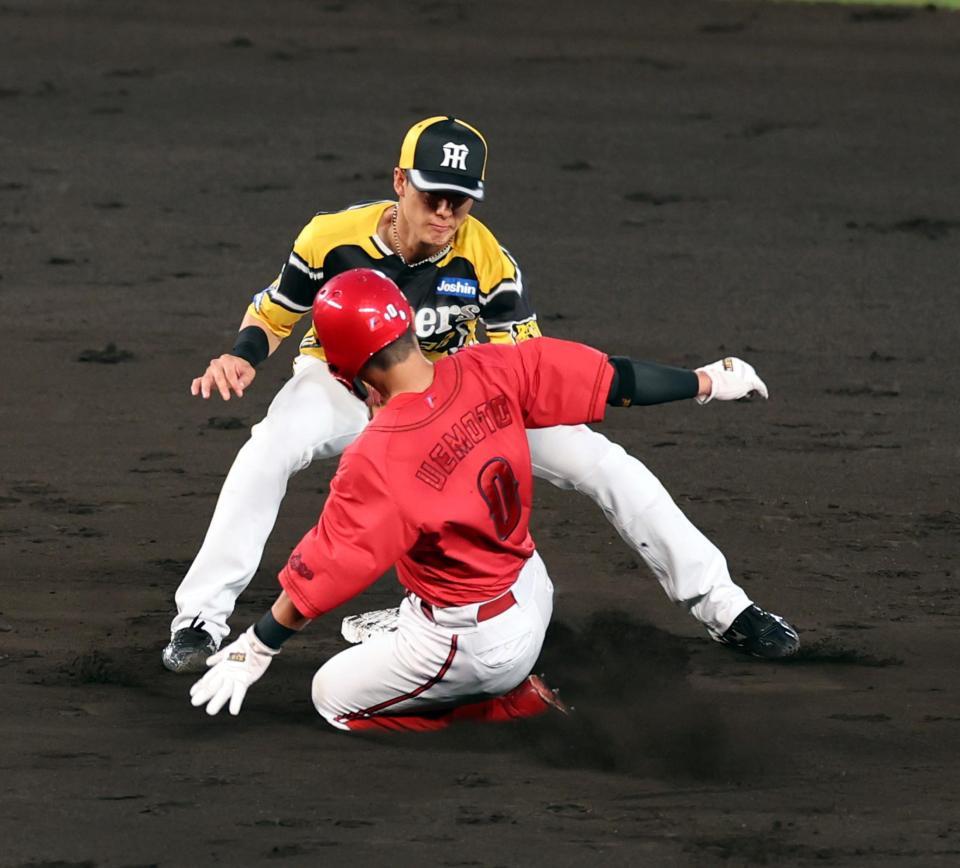 　４回、上本は盗塁を狙うもアウトになる（野手・小幡）＝撮影・山口登