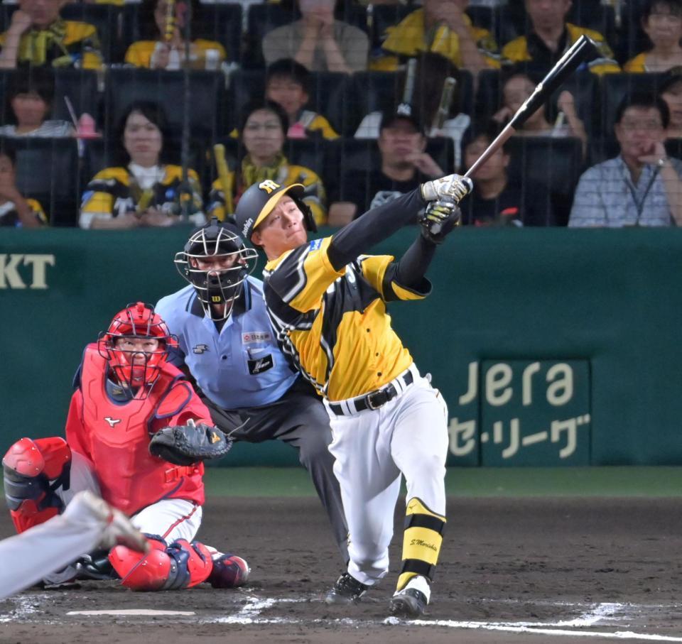 　６回、左翼スタンドへ勝ち越し２ランを放つ森下（撮影・立川洋一郎）
