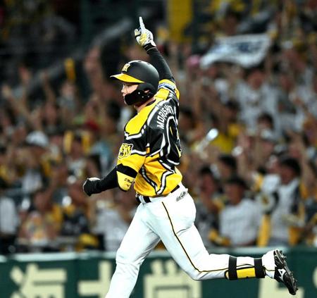 　６回、勝ち越し２ランを放ち、右手を上げながら二塁へ走る森下（撮影・田中太一）