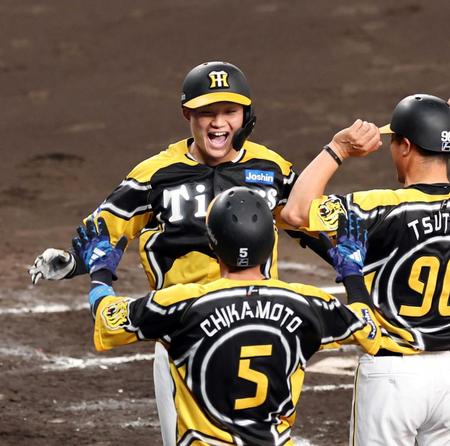 　６回、左越えに勝ち越し２ランを放ち生還する森下