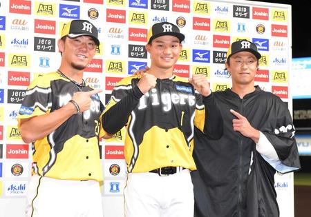 　お立ち台でポーズを決める（左から）伊藤将、森下、島本