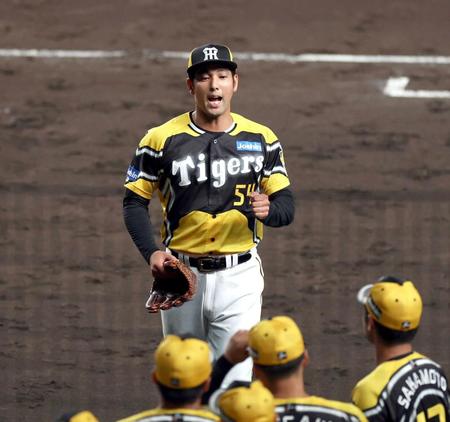 　８回、好リリーフを見せベンチに戻る加治屋（撮影・山口登）