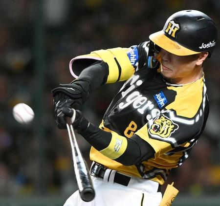 　６回、三塁打を放つ佐藤輝（撮影・田中太一）