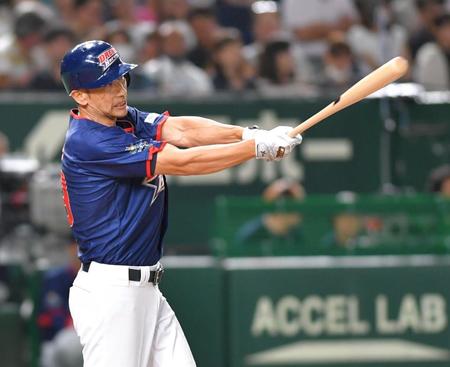 　９回、遊前内野安打を放つ矢野燿大氏（撮影・西岡正）