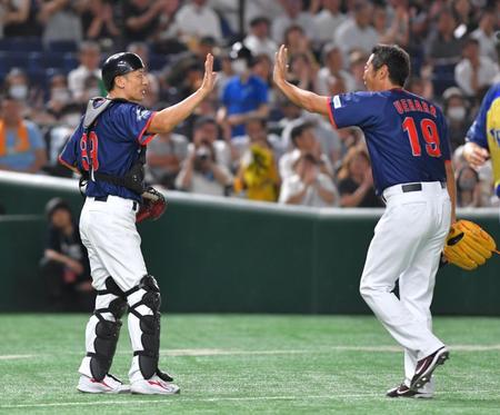 　８回、好投した上原浩治氏（右）とタッチを交わす矢野燿大氏（撮影・西岡正）