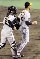 　ベンチに戻る湯浅（右）