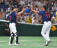 　８回、好投した上原浩治氏（右）とタッチを交わす矢野燿大氏（撮影・西岡正）