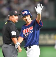 　９回、遊前内野安打を放ち、ファンに手を振る矢野燿大氏（撮影・西岡正）