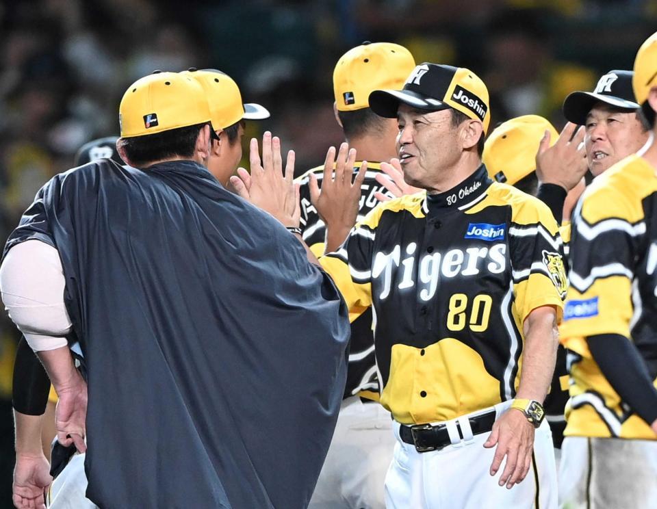 　好投した伊藤将（左）を迎える岡田監督（撮影・田中太一）