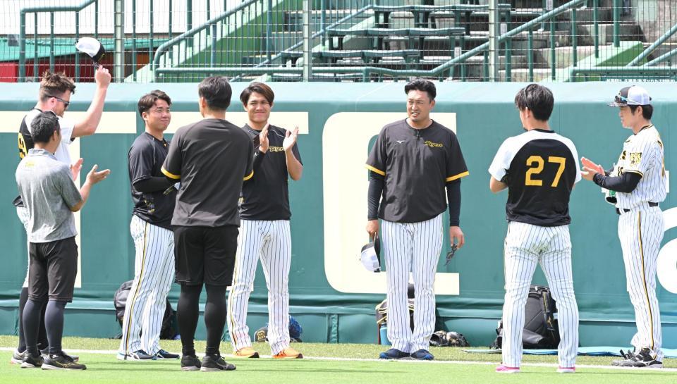 　１軍の投手練習に合流し、あいさつするビーズリー（左端の奥）と秋山（右から３人目）＝撮影・高部洋祐