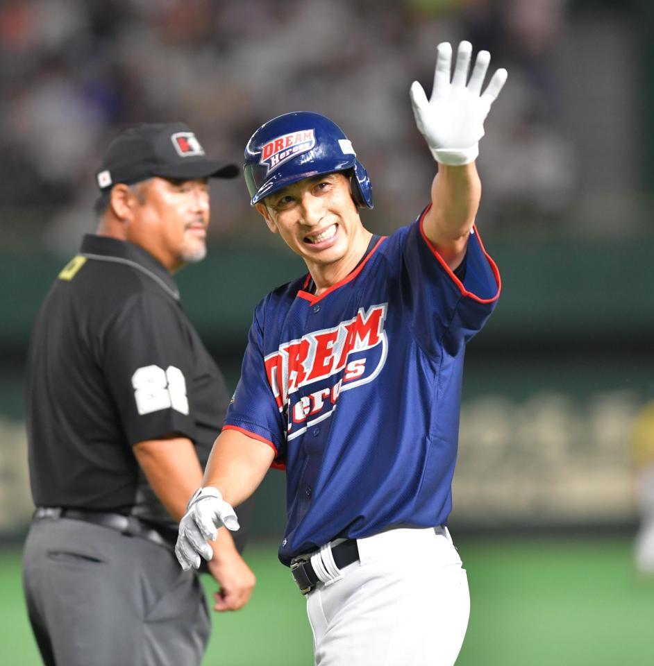 　９回、遊前内野安打を放ち、ファンに手を振る矢野燿大氏（撮影・西岡正）