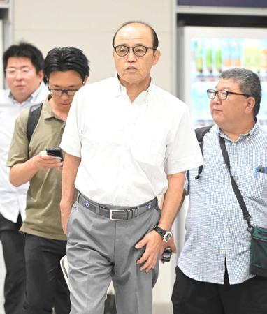 　新幹線のホームへ向かう岡田監督