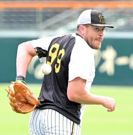 　キャッチボールの球を背面キャッチするビーズリー