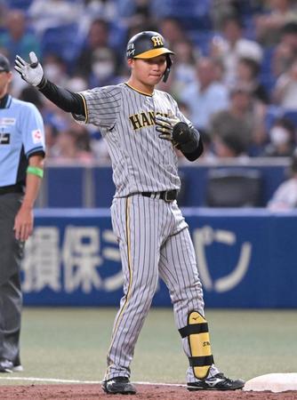 　３回、勝ち越し打を放ち、塁上でポーズを決める森下（撮影・高部洋祐）