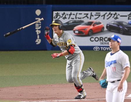 　６回、走者一掃のタイムリー二塁打を放つ西純（撮影・飯室逸平）