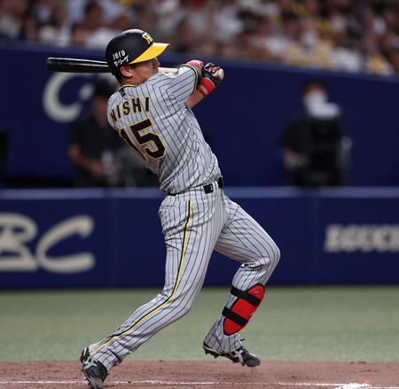 　６回、西純は右中間に走者一掃の適時三塁を放つ（撮影・山口登）