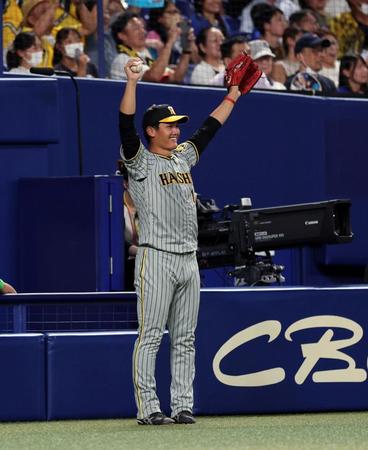 　７回、西純は佐藤輝の３ランにバンザイし喜ぶ（撮影・山口登）